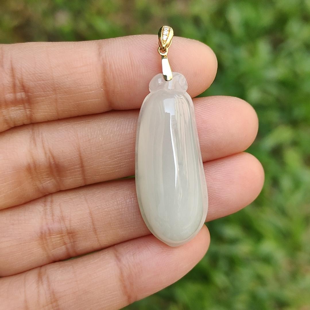 Semi Icy Natural Type A Jadeite Jade crafted with Blessing Melon as Pendant adding 18k gold clasp with certificate weigh 7.46 grams, measurement 36.3 * 14.5 * 8.3 mm (18kp30) Yi Pin Qian