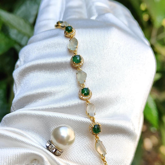 Premium Quality 6 Icy and 5 Green Natural Type A Jadeite Jade crafted as cabochons set on 18k gold as bracelet chain with certificate weigh 4.03 grams, measurement see description (18kpw3) Yi Pin Qian