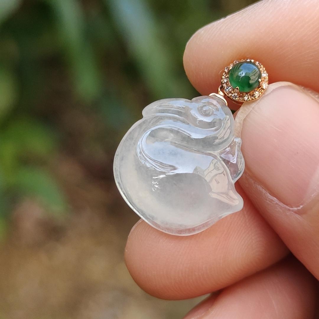 Icy Translucent Natural Type A Jadeite Jade crafted as Swan set on 18k gold clasp with certificate weighs 2.48 grams, measurement 16.9 * 16.3 * 5.1 mm (18kp37) Yi Pin Qian