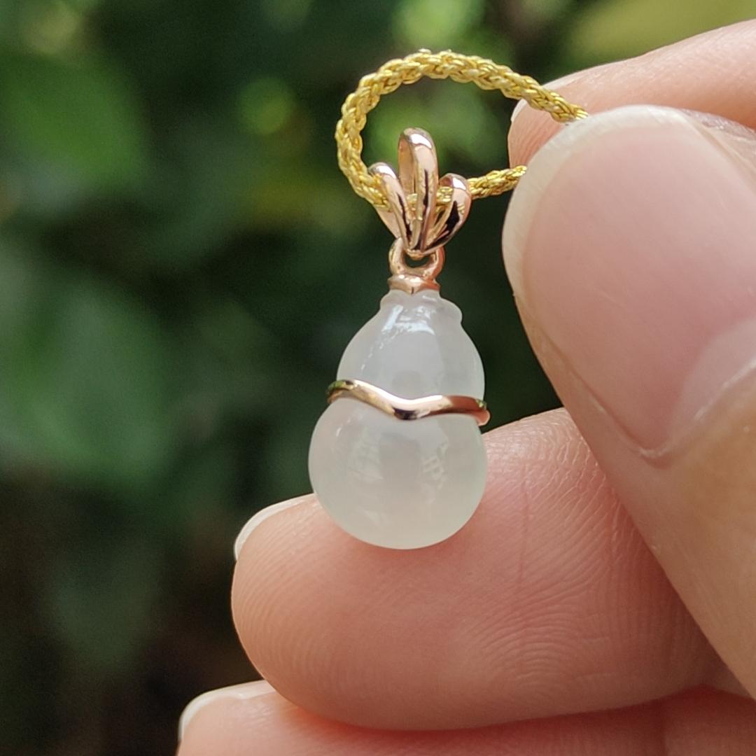 High Quality SG New Arrival crafted as small Gourd on Natural Type A Jadeite Jade set with 18k gold as pendant, certificate weighs 1.01 grams, measurement 18.9 * 8.3 * 4.3 mm (18kp75) Yi Pin Qian Jadeites Jade Jewelry ~Your Precious Quintessential ~ Singapore