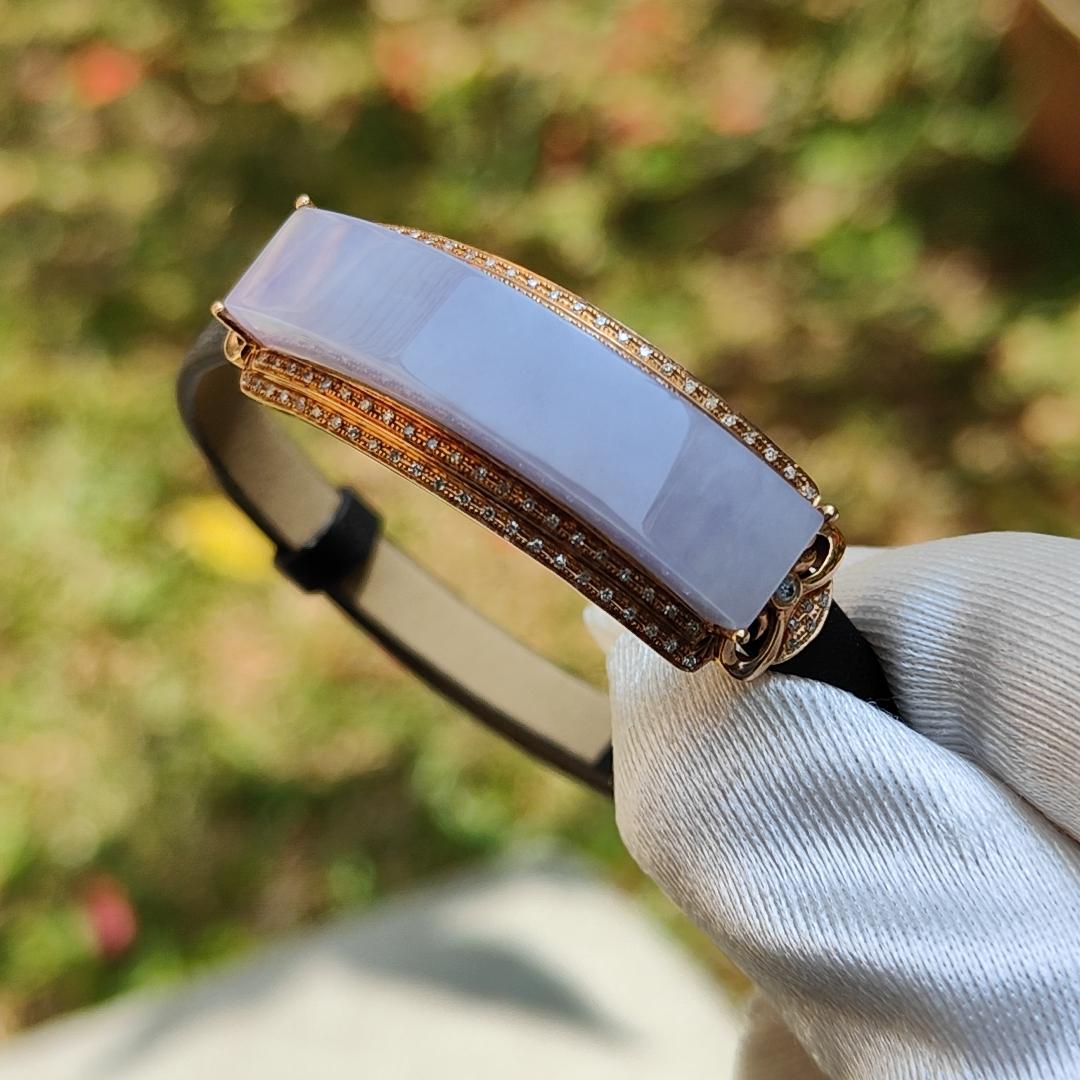 Lavender Natural Type A Jadeite Jade crafted with curve shape set on AU750 as a wrist bracelet with certificate weigh 6.39 grams, measurement 39.7 * 13.9 * 8.1 mm (18kpw2) Yi Pin Qian