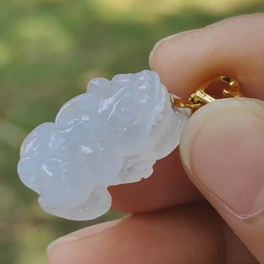 Batu Giok Jadeite Alami Tipe A Transparan Es Berkualitas Tinggi dibuat sebagai Pixiu yang dipasangkan dengan Gesper Emas 18k sebagai Liontin, sertifikat berat 6,18 gram, ukuran 22,3 * 14,3 * 10,7 mm (18kp57)