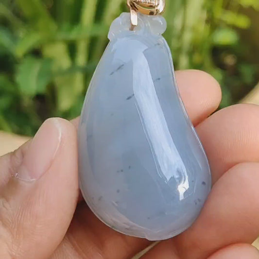 Batu Giok Jadeite Jenis A Alami Lavender Muda Berkualitas Tinggi dibuat dalam bentuk Fugua yang dipasangkan dengan Gesper Emas 18k sebagai Liontin, sertifikat berat 23,61 gram, ukuran 44,8 * 25,2 * 12 mm (18kp47)