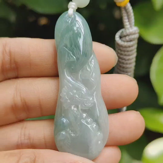 Liontin giok giok alami tipe A berkualitas baik dengan corak hijau muda dan corak hijau yang dibuat dengan naga, bersertifikat QIC lab, berat 15,74 gram, ukuran 56 * 20,5 * 6,2 mm (liontin296)