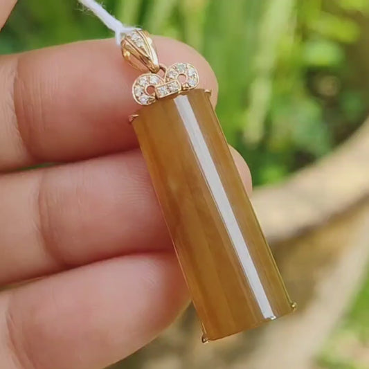 Batu Giok Jadeite Alami Tipe A Kuning Kecokelatan Berkualitas Tinggi dibuat sebagai Tidak Ada yang dipasang pada Emas 18k sebagai Liontin, sertifikat berat 4,49 gram, ukuran 35 * 10,2 * 6,2 mm (18kp59)
