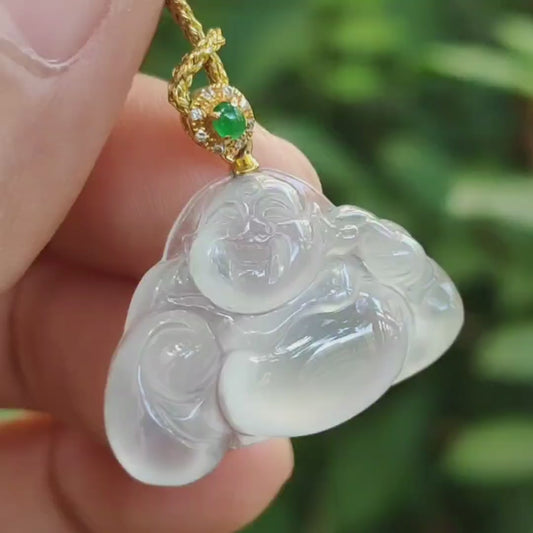 Batu Giok Burma Premium Quality Icy Translucent Natural Type A dibuat sebagai Buddha Milo, ditambahkan Gesper Emas 18k sebagai Liontin, sertifikat berat 4,9 gram, ukuran 18 * 25,1 * 7 mm (18kp69)