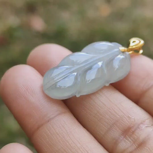Batu Giok Jadeite Alami Warna Hijau Muda Es Berkualitas Tinggi Tipe A dibuat seperti Daun dengan Gesper Emas 18k, berat sertifikat 3,85 gram, ukuran 27,2 * 14,9 * 4,8 mm (18kp35)