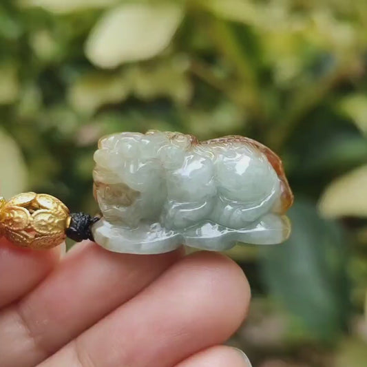 采用天然 A 型翡翠制作而成的狮子吊坠，配有 QIC 认可实验室证书，重 14.65 克，尺寸为 28.1 * 14.8 * 15 毫米（吊坠 348）
