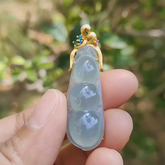 Batu Giok Jadeite Alami Kualitas Premium Transparan Tipe A dibuat sebagai Kacang yang dipasang pada Emas 18k sebagai Liontin, sertifikat berat 5,31 gram, ukuran 40,6 * 12 * 8 mm (18kp52)
