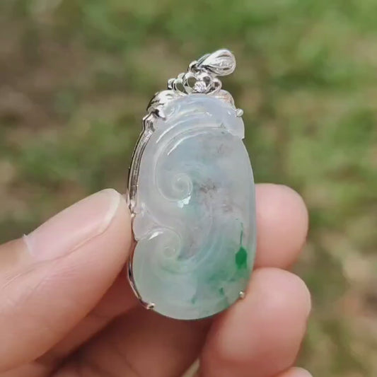 Batu Giok Jadeite Alami Tipe A dengan Bercak Hijau Muda yang Tembus Pandang, dibuat dengan bentuk Ruyi yang dipasang pada Emas 18k sebagai Liontin, sertifikat berat 4,01 gram, ukuran 37,6 * 18 * 5,5 mm (18kp51)