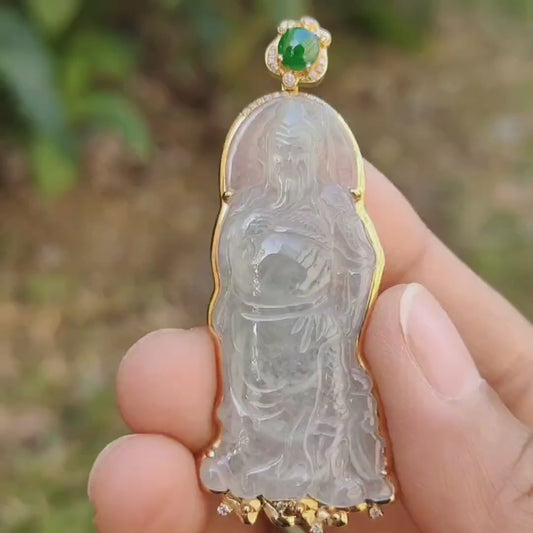 Batu Giok Hijau Muda dan Hijau Muda Berkualitas Tinggi Jenis A Jadeite Alami yang dibuat sebagai Guan Gong yang dipasang pada Emas 18k sebagai Liontin, sertifikat berat 8,07 gram, ukuran 57,2 * 22,7 * 5,8 mm (18kp46)