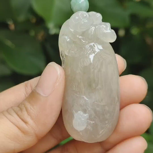 Liontin giok alami tipe A bening berwarna kuning kecoklatan berkualitas tinggi yang dibuat dengan monyet, sertifikat berat 31,67 gram, ukuran 53 * 23,6 * 13 mm (liontin295)