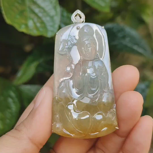 Batu Giok Jadeite Alami Tipe A Kuning Es yang dibuat dengan Guanyin Seating pada Lotus yang dihiasi dengan emas 18 karat dan berlian, sertifikat disertakan, beratnya 18,11 gram, ukuran 63,6 * 32 * 8,3 mm (18kp12)