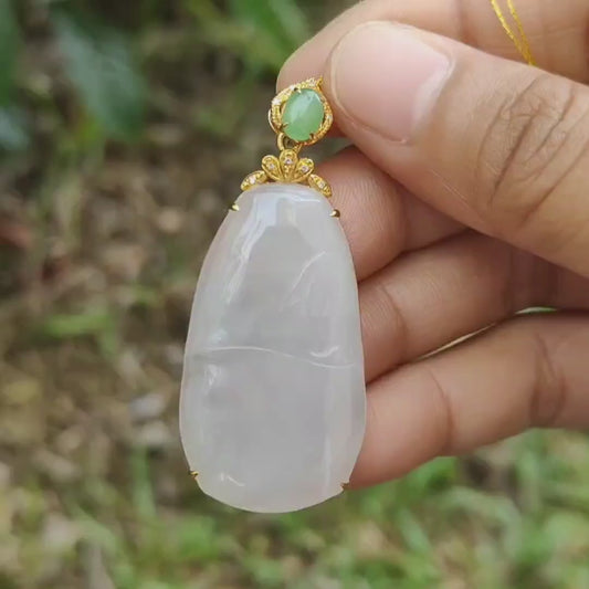 Batu Giok Jadeite Alami Tipe A Transparan Es dibuat dari Bambu yang dipasang pada emas 18 karat dengan berlian sebagai Liontin, sertifikat berat 9,99 gram, ukuran 38,2 * 21,6 * 4,9 mm (18kp40)