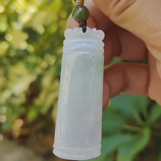 采用“无”符号精心制作，寓意一切都好，天然 A 型翡翠玉吊坠项链，QIC 实验室认可证书重 18.61 克，尺寸 51.7 * 18.5 * 7.1 毫米（吊坠 309）
