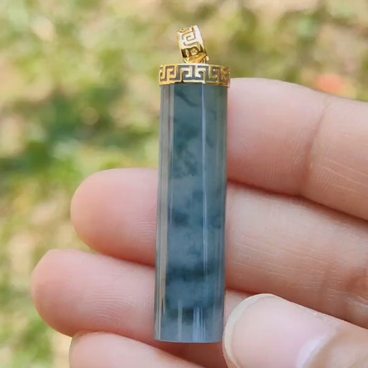 深蓝绿色天然 A 型翡翠玉石工匠，圆柱形，镶嵌 18k 金扣作为吊坠，附带证书，重 6.49 克，尺寸 37.6 * 9.6 * 6.3 毫米（18kp28）