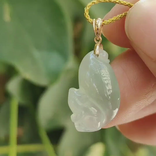 Koleksi Kualitas Premium - Liontin Tupai Jadeite Jade Tipe A Alami dengan Gesper 18k, berat sertifikat 2,18 gram, ukuran 21 * 12,9 * 6 mm (18kp97)
