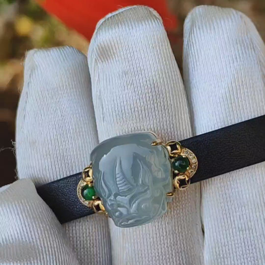 浅绿色天然 A 型翡翠制成貔貅，镶嵌在 18k 金上，配 2 颗绿色凸圆形宝石和钻石，添加 PU 腕带，升级优雅风格手链，证书重 4.44 克，尺寸 16.6 * 14.1 * 7.5 毫米（18kpw1）