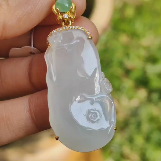 Liontin giok alami tipe A tembus pandang berkualitas tinggi yang dibuat dengan tambahan bunga cabochon hijau apel yang dipasang pada emas 18k, sertifikat berat 8,53 gram, ukuran 47,3 * 20 * 5,8 mm (18kp55)