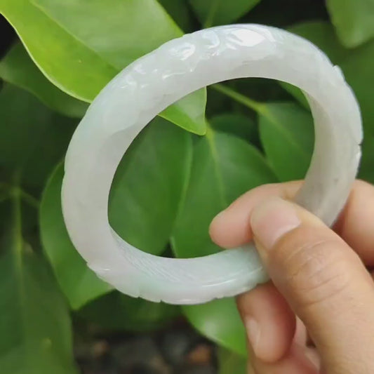 Gelang Jadeite Jade Alami Tipe A - Lavender Muda Hijau Muda Peace Bangle dibuat dengan Pola Bunga, sertifikat beratnya 54,67 gram, Ukuran Pergelangan Tangan 56,6mm, Lebar 11,7 dan Ketebalan 9mm (bangle11)
